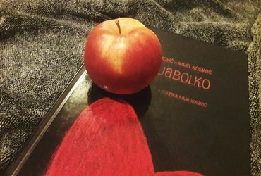 Noč knjige: Rdeče jabolko, pravljica za odrasle