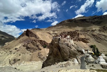 Domovanja praznine in tišine: razgledi po neuhojenih prostranstvih Ladakha